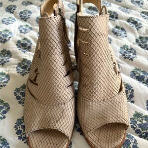 Paul Green Neutral Elegant Woven Peep-Toe Heels